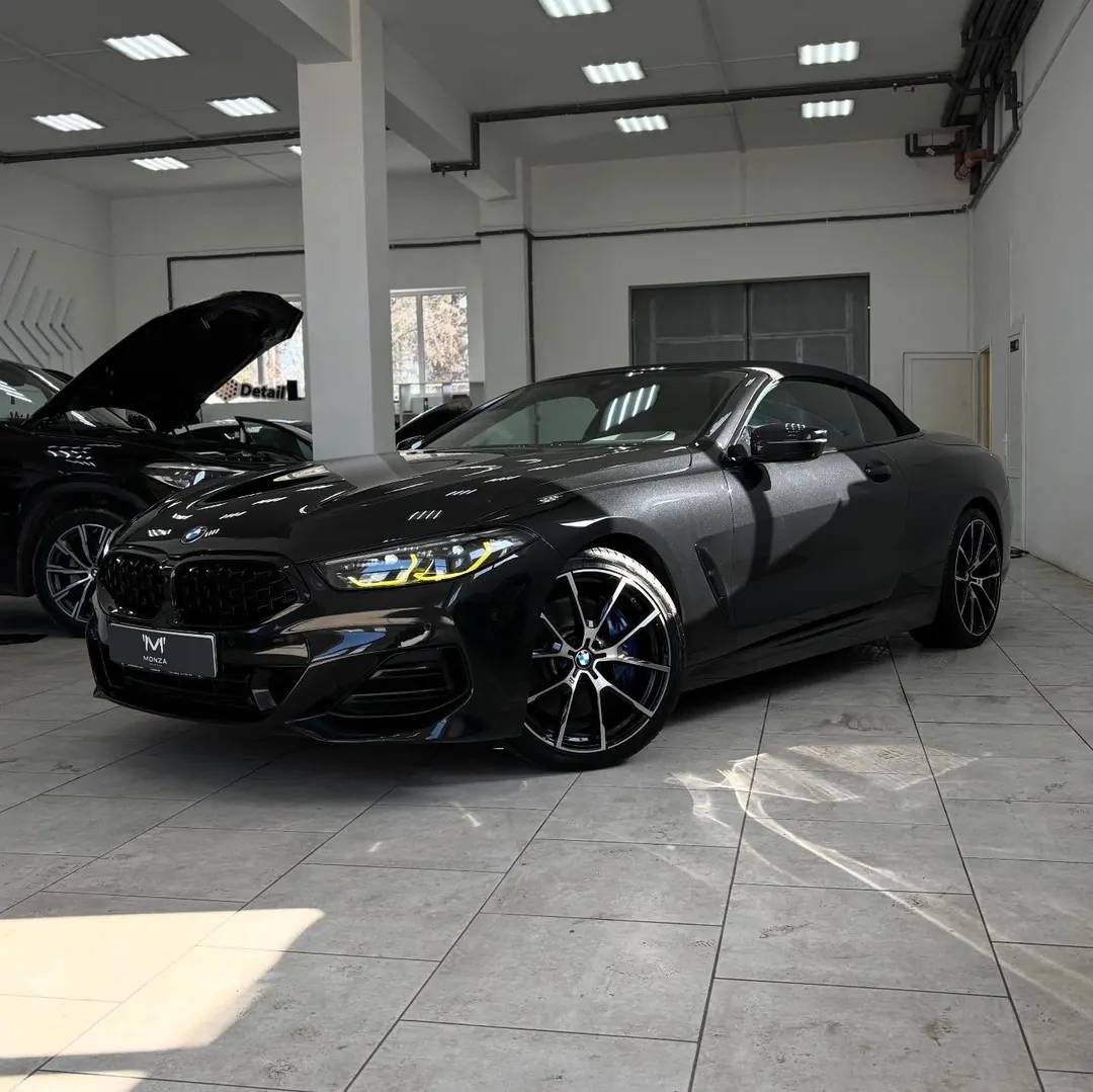 BMW 8 Series Cabrio в зале