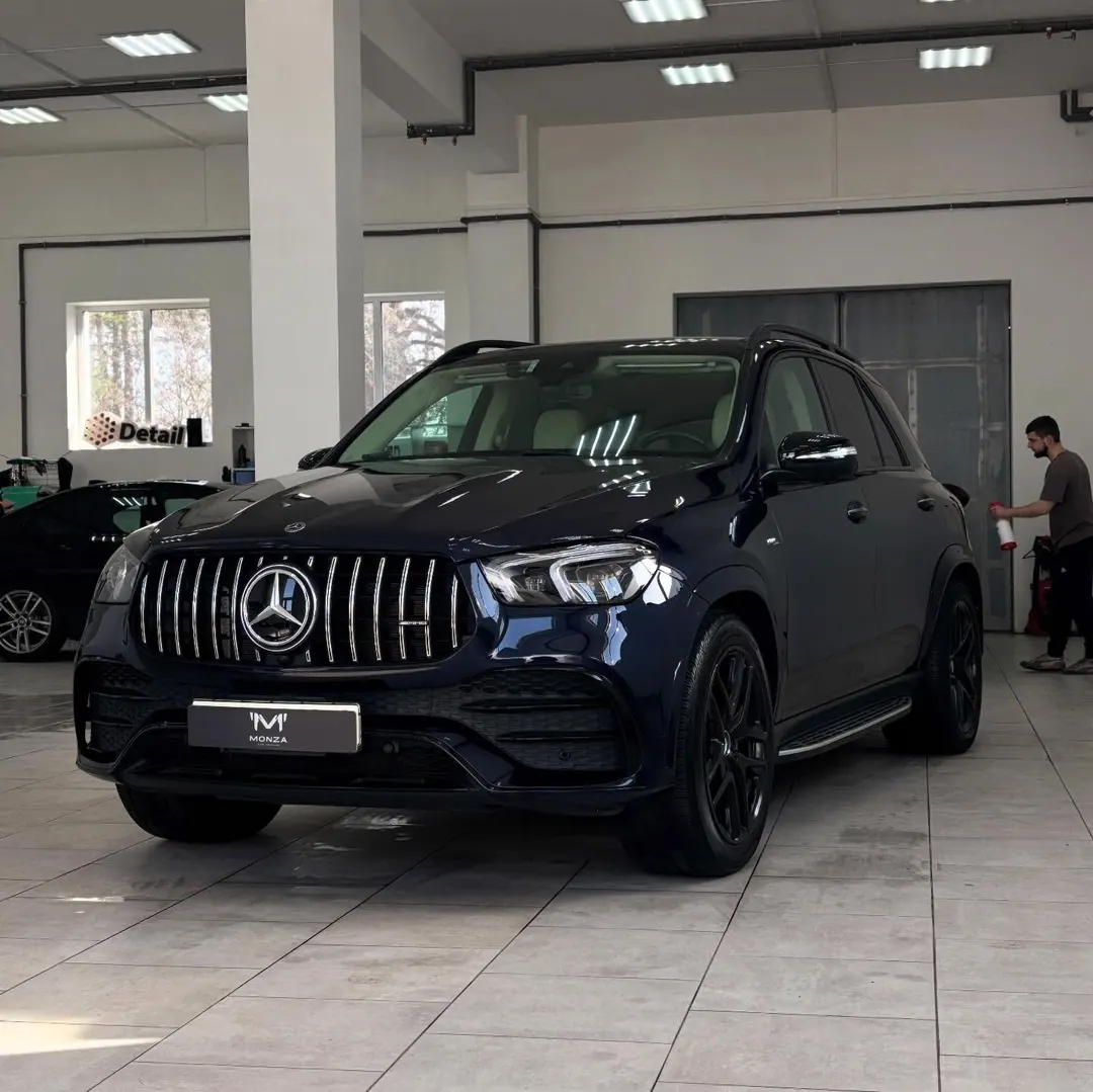 Mercedes-AMG GLE 53 в зале