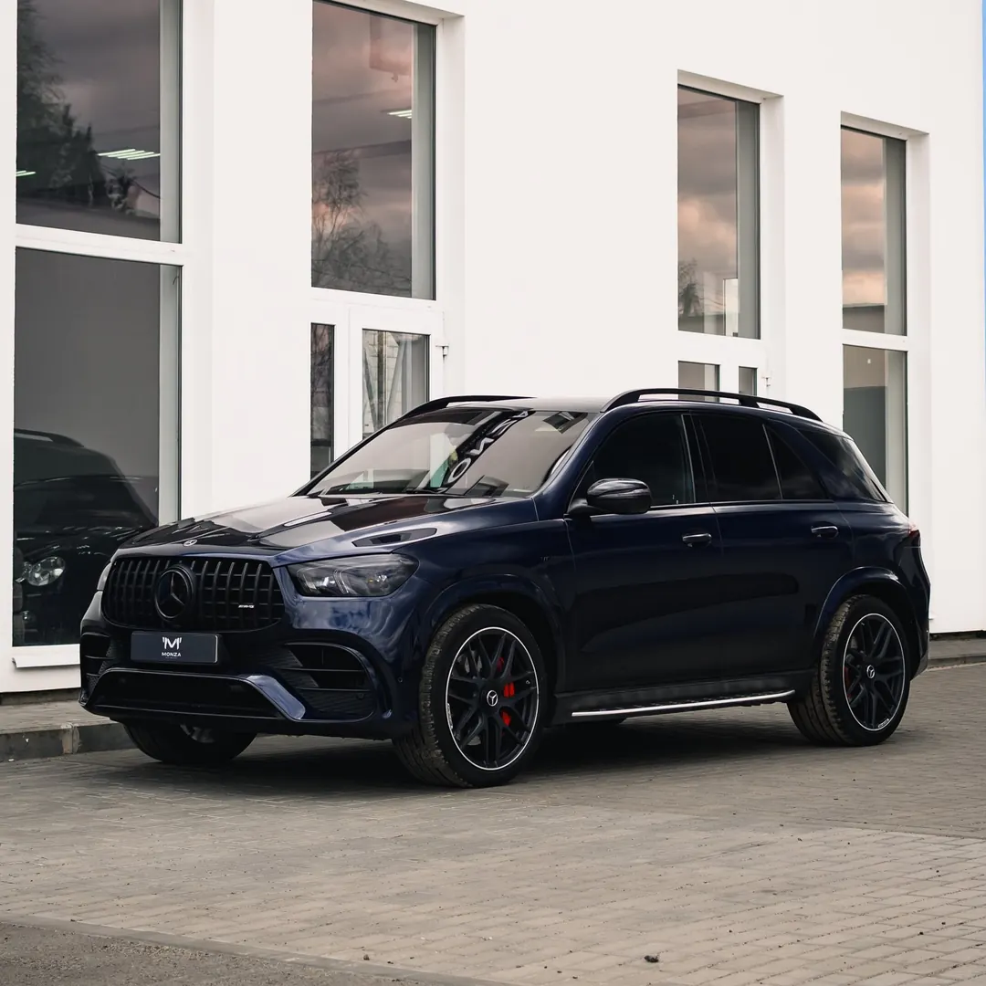 Mercedes-AMG GLE 63 у белого фасада